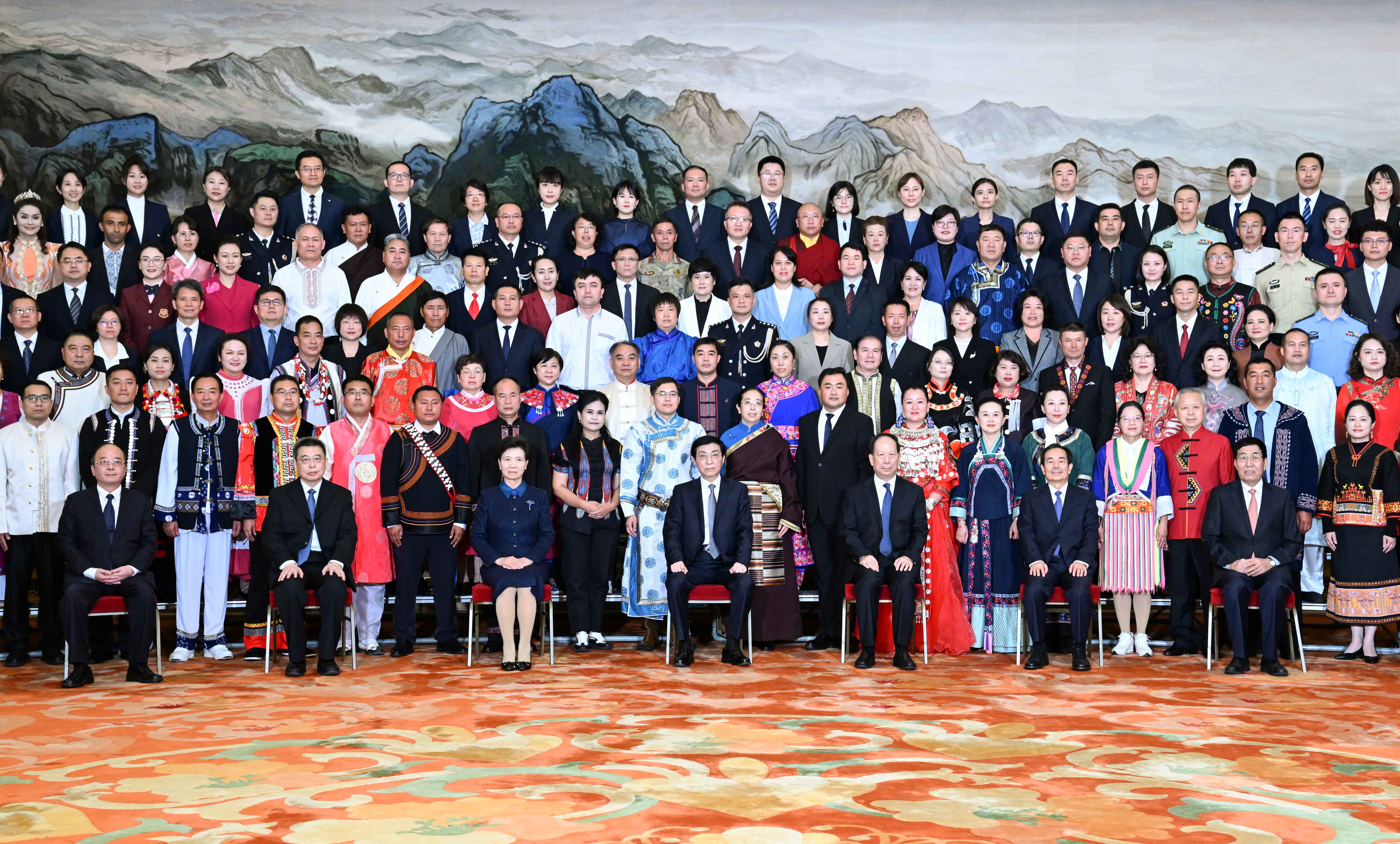 3、各民族代表大合照(1)